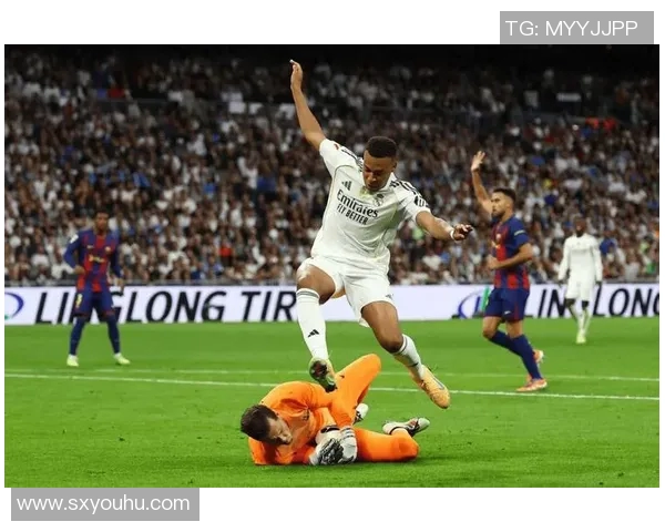 巴萨与皇马激战正酣大球盛宴引发球迷热议与期待