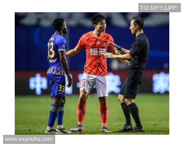 武汉对阵恒大激战正酣比分悬念不断双方球员全力以赴争夺胜利