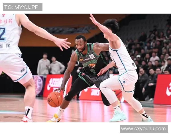 山东男篮与福建男篮激战正酣谁能在这场对决中笑到最后 山东男篮与福建男篮激战正酣谁能在这场对决中笑到最后